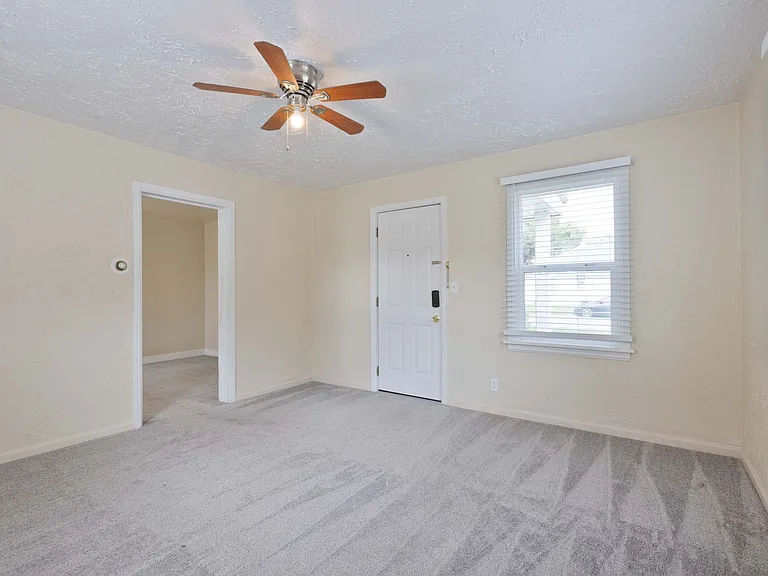 D218AB — Photo 2