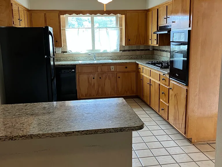 723 Adams St NE — Photo 5