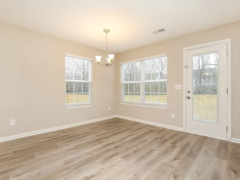 141 Lyndhurst Dr — Photo 7