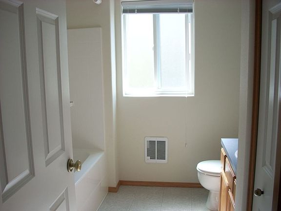 4th image of 155 NE Kettle St APT B1