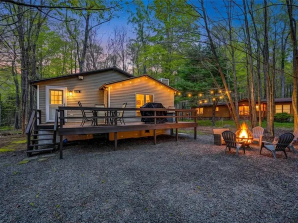 321 Stroud Ct, Pocono Lake, PA 18347