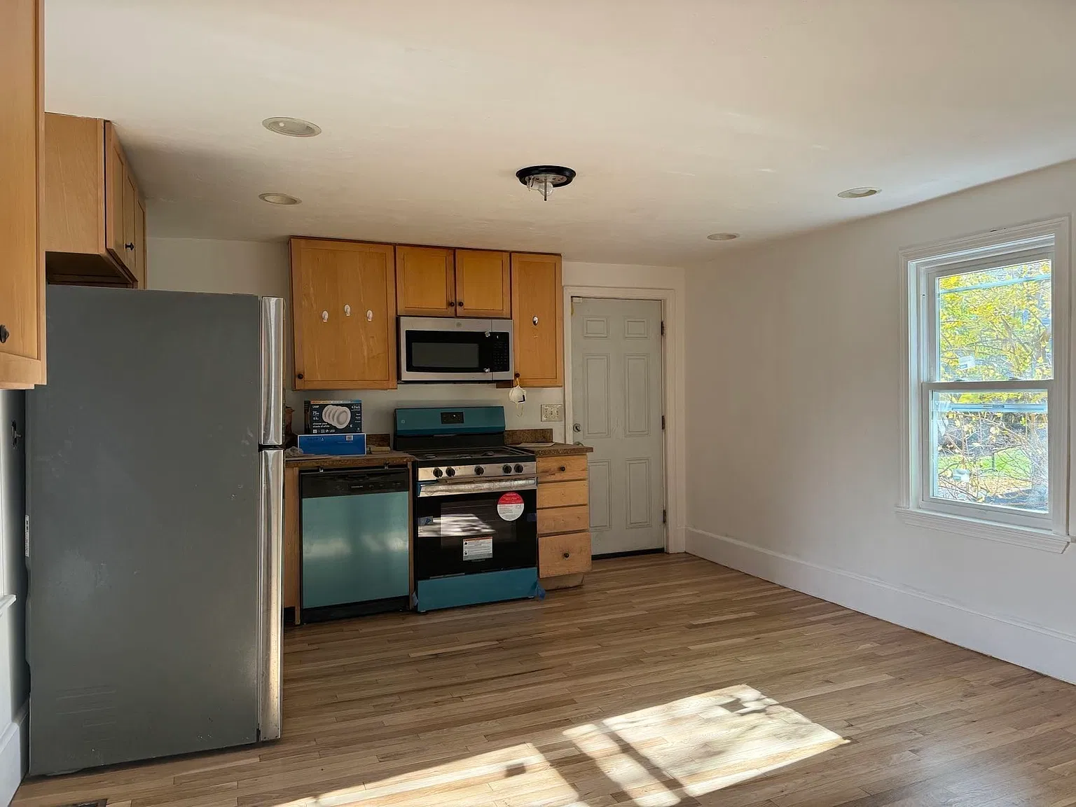 3 bed, 2.0 bath, 1200 sqft, $3,400 — Photo 3
