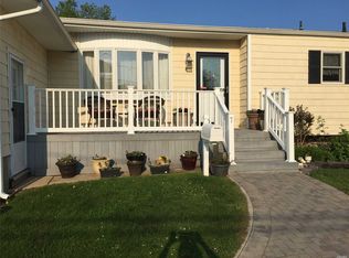 7 Chase Ln, Sayville, NY 11782