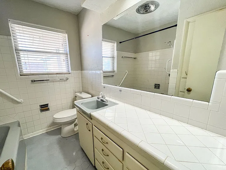2737 Plymouth Ln — Photo 11