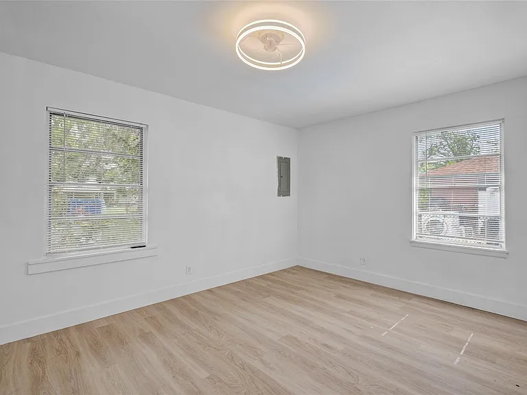 1412 W 10th St — Photo 14