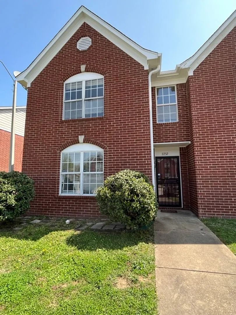 Renovated 3 Bedroom 3 Bath Townhome for Rent! — Photo 1