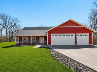 438 Wildwood Rd, Mahtomedi, MN 55115