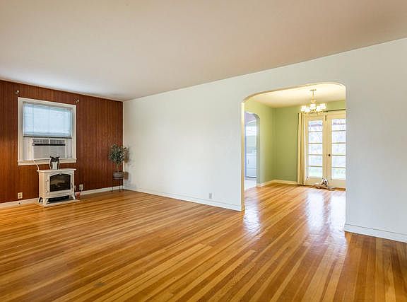 5th image of 907 Hillcrest Ave