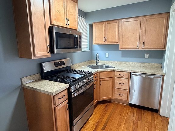 5th image of 209 Clay St