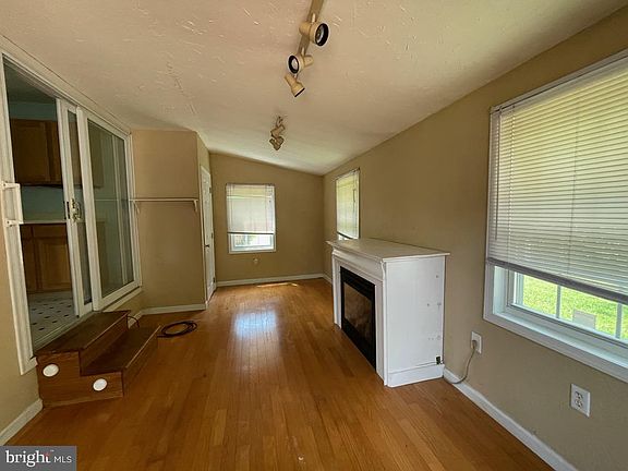 3rd image of 25690 Meadow Rd