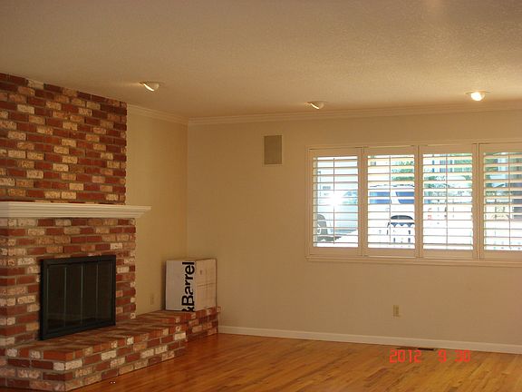 Living Room - Fireplace with Gas Logs