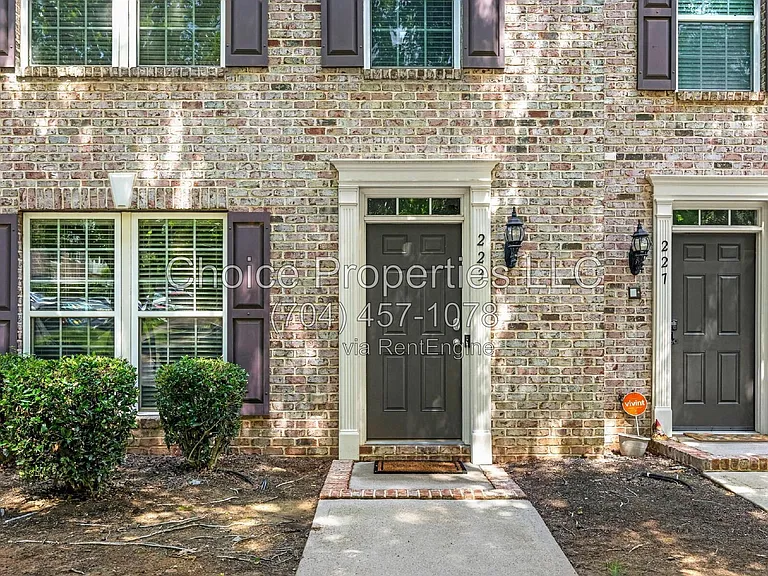 223 N Irwin Ave — Photo 3