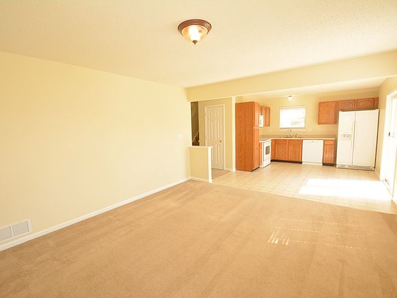 5th image of 679 Blue Meadow Dr