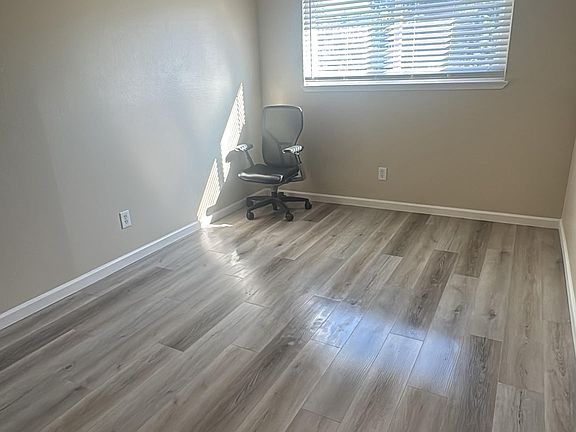 5th image of 1120 E 6th St