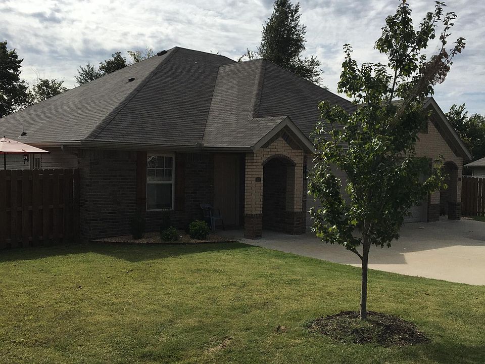 1st image of 921 Meadowlands Dr