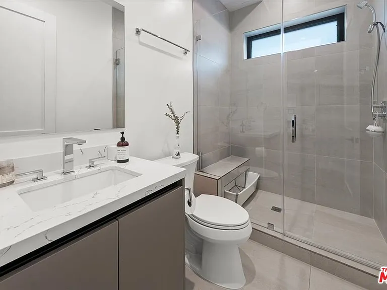 556 N Flores St #2B — Photo 20