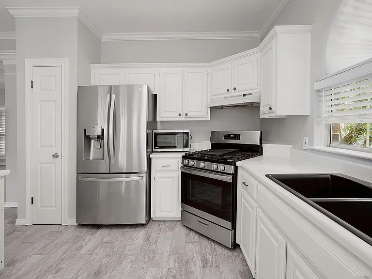 1811 Iris Ln — Photo 11