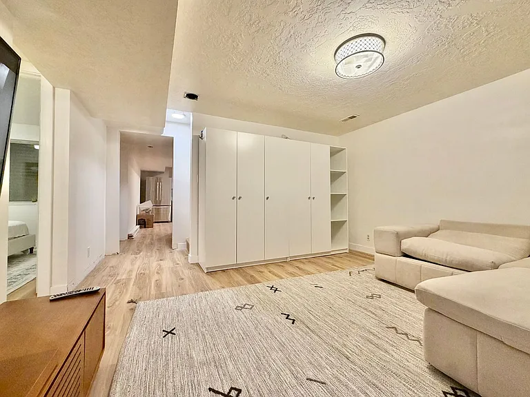 8758 S Oakwood Park Cir — Photo 9