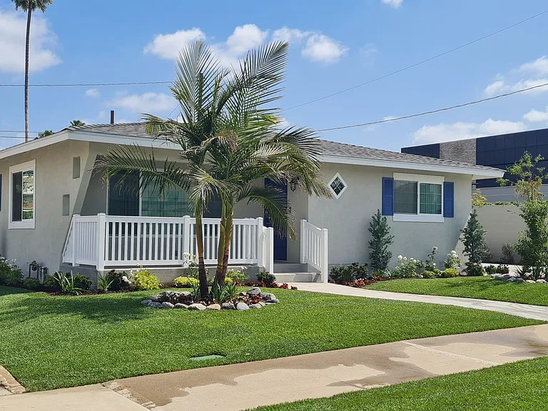 Newly Renovated 3 Bedroom Home in Orange — Photo 12