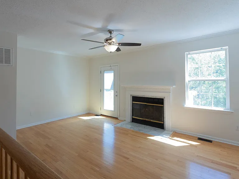 405 Lakeview Ct — Photo 14