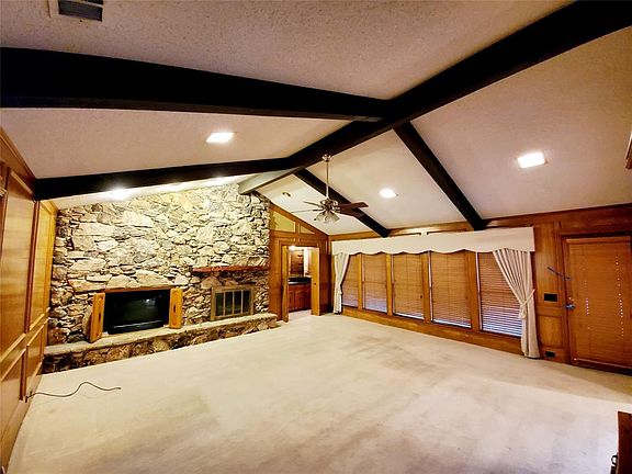 5th image of 323 Shady Brook Dr