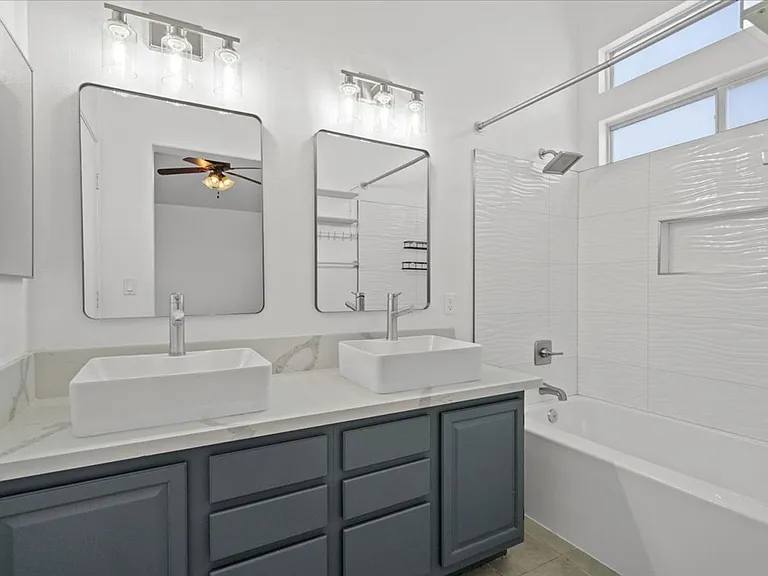 8137 Dartmoor Ave — Photo 15