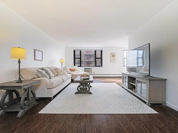 25 Stewart Place #515, Mount Kisco, NY 10549