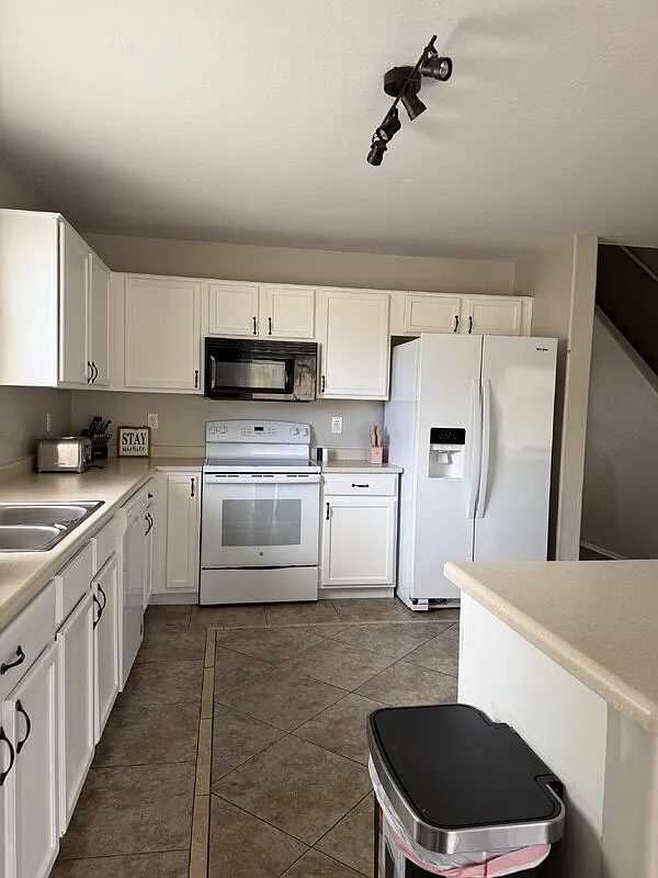 3 bed, 2.5 bath, 2764 sqft, $2,395 — Photo 4