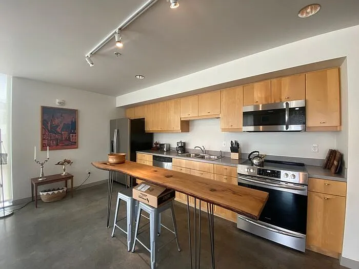 221 E College St #709 — Photo 4