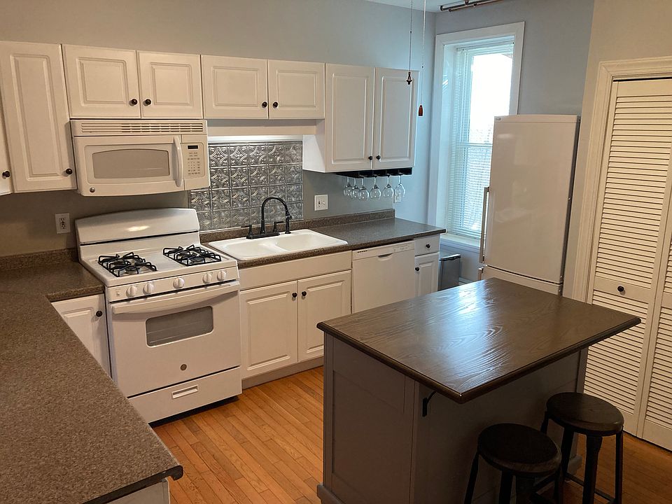 Eat-in Kitchen, gas stove, dishwasher Fridge.
Range hood replaced with new exhaust fan (no microwave)