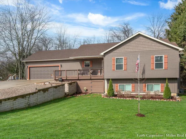 10464 Sunshine Dr, Delton, MI 49046