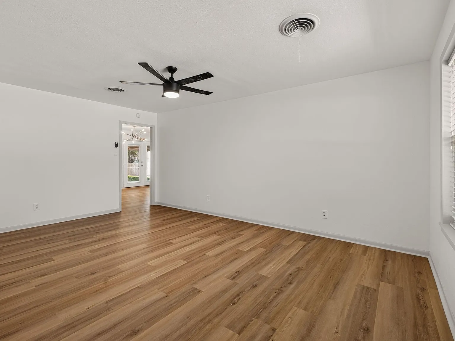 3 bed, 2.0 bath, 1458 sqft, $2,000 — Photo 4