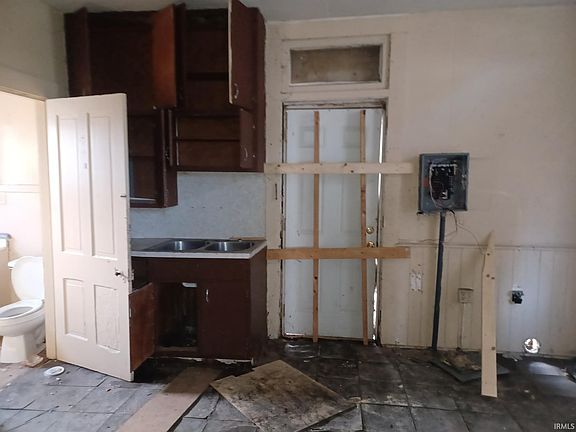 5th image of 209 E Michigan St