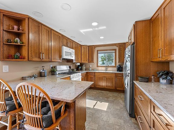 3rd image of 1487 McCloud Rd