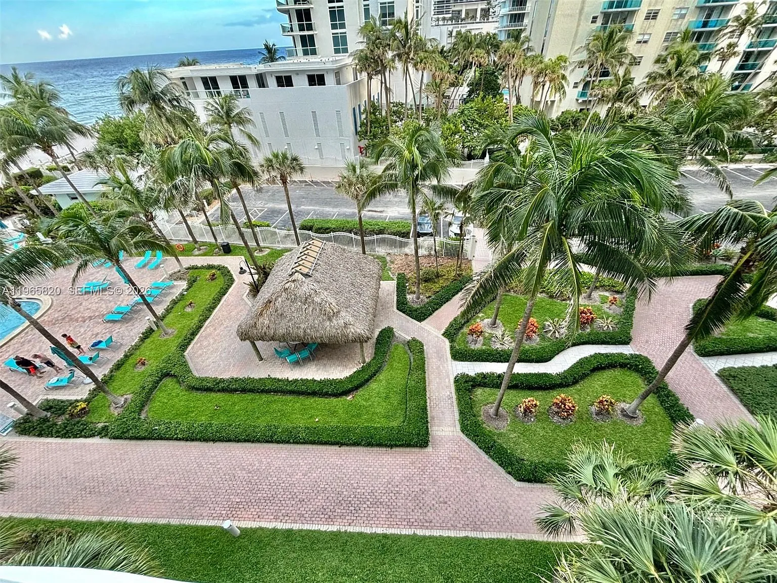 Tides On Hollywood Beach — Photo 3