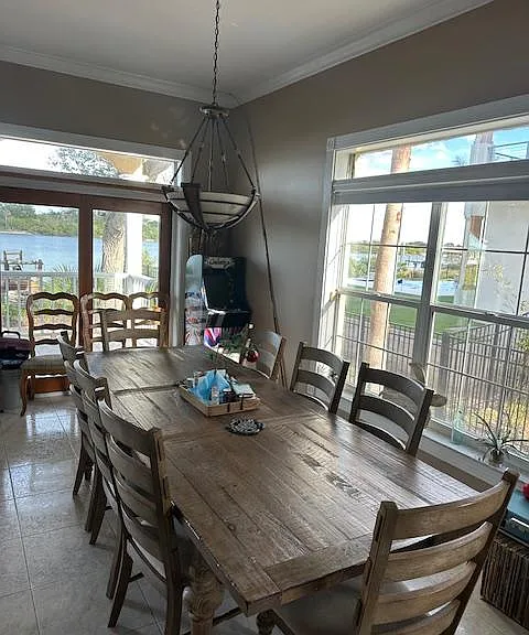 1405 S Riverside Dr — Photo 3