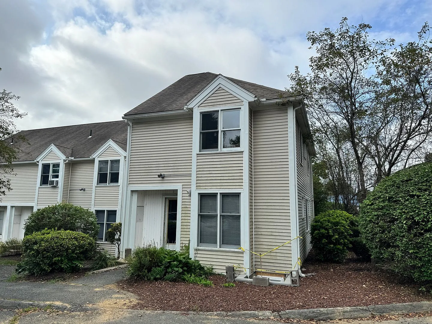 4 Bedroom Townhouse Close to Campus Perfect for Groups! — Photo 1