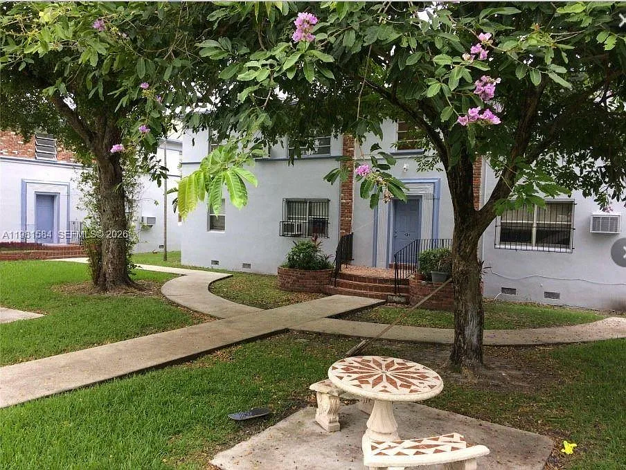 Colonial Plaza Condo — Photo 2