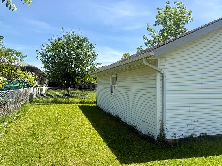 24051 Russell Ave — Photo 3
