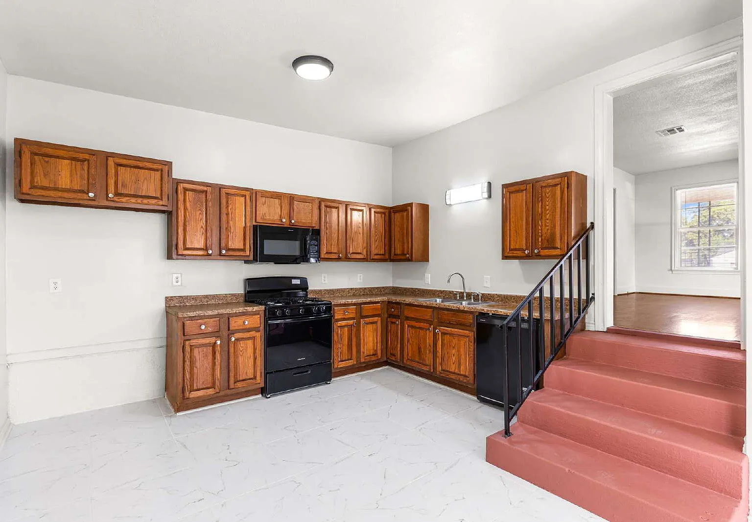 3 bed, 1.0 bath, 1372 sqft, $1,700 — Photo 4