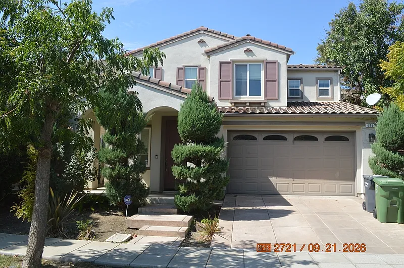 5 bed, 3.0 bath, 2814 sqft, $3,400 — Photo 1