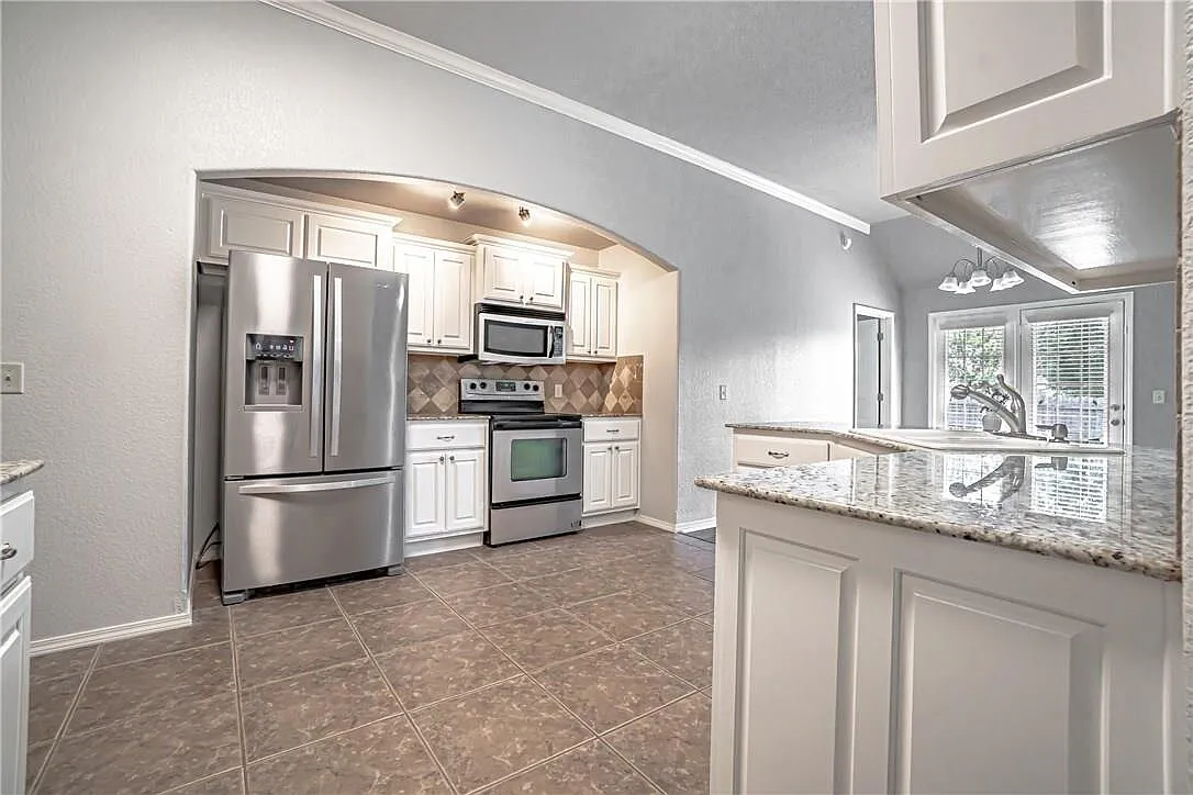 4 bed, 2.0 bath, 1741 sqft, $2,100 — Photo 4