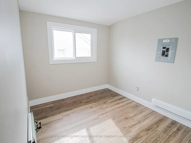 181 Welland St #UPPER — Photo 10