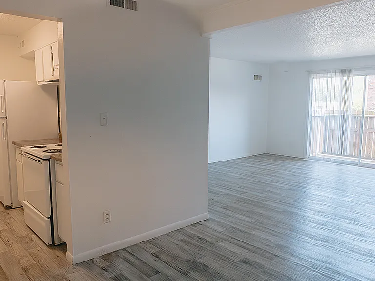 Brentwood Apartments — Photo 4