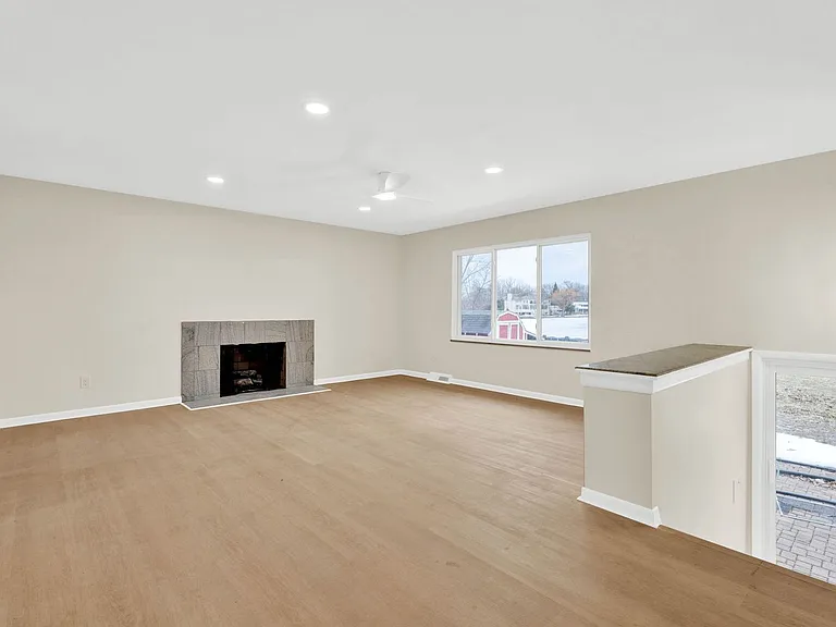 915 James K Blvd — Photo 13