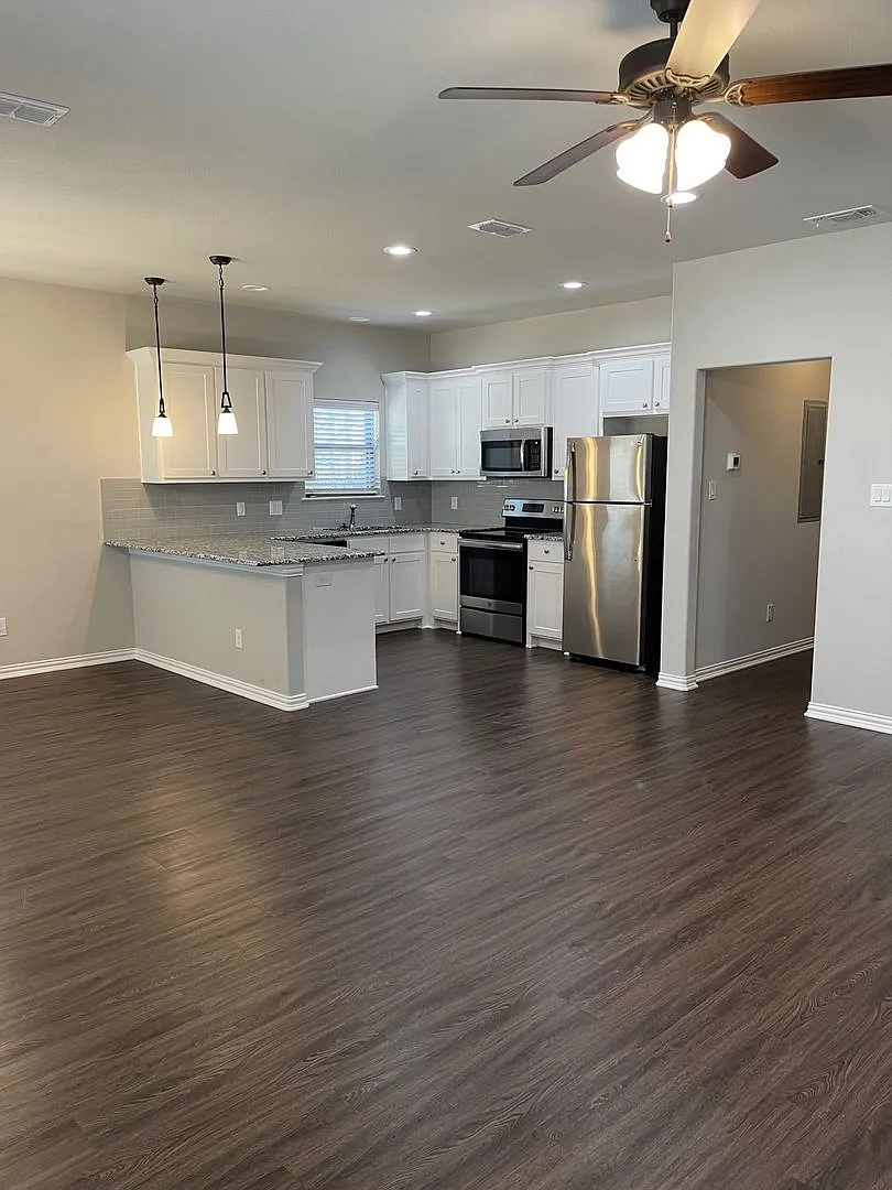 Coming Soon!! In Brock Isd | Lawncare Included | Water Included — Photo 1