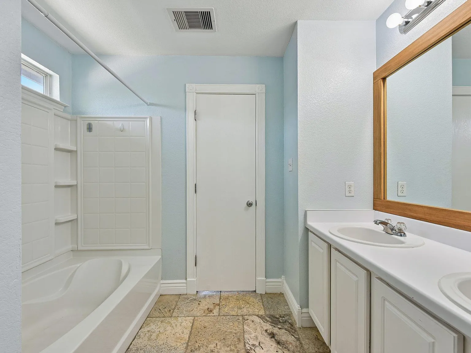 3 bed, 2.5 bath, 1860 sqft, $1,895 — Photo 4