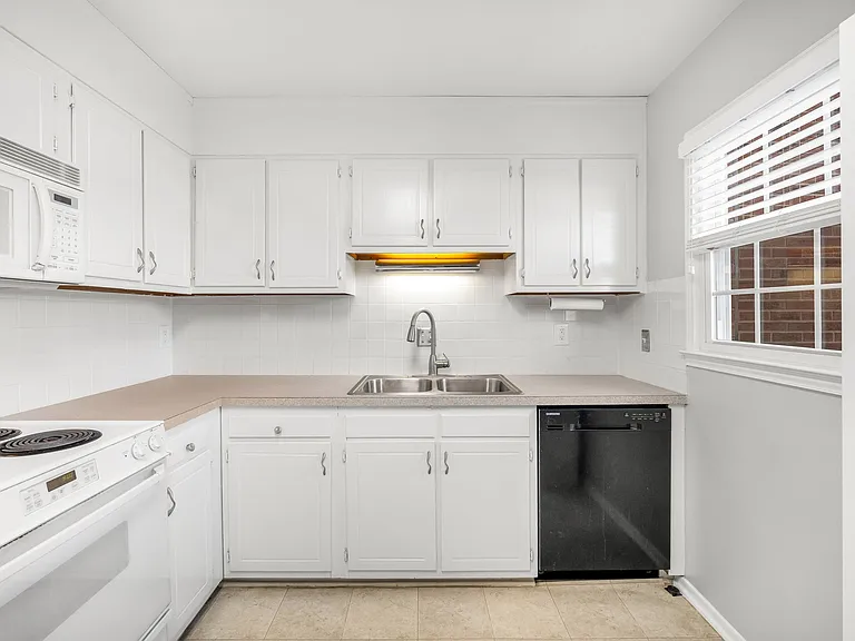 8418 Knights Bridge Rd — Photo 14