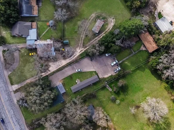 3102 Montgomery Rd, Huntsville, TX 77340