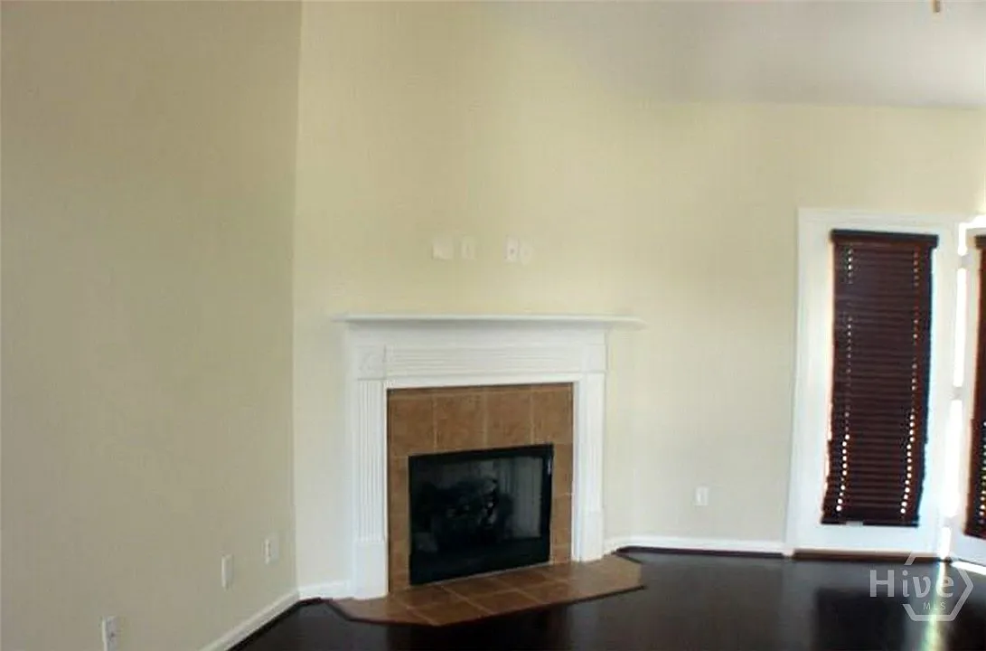 4 bed, 2.0 bath, 1916 sqft, $2,600 — Photo 3